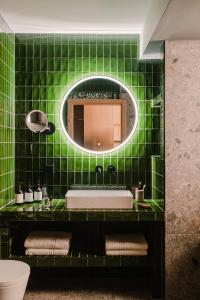 Bilik mandi di The Comodo Bad Gastein, a Member of Design Hotels