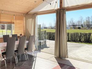 uma sala de jantar com uma mesa e cadeiras num pátio em Holiday home HJO IV em Hjo