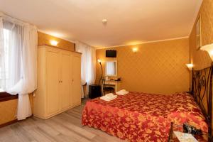 Ένα ή περισσότερα κρεβάτια σε δωμάτιο στο Hotel Tintoretto