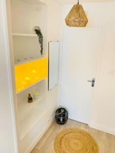 łazienka z lustrem i dywanem na podłodze w obiekcie Maison vue sur mer w mieście Bretteville
