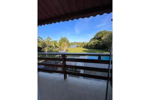 uitzicht op de golfbaan vanaf het balkon van een huis bij OYO Pousada Coisa Mais Linda in Iguape