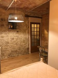Fotografie z fotogalerie ubytování Chambre atypique dans une cave voutée avec petit déjeuner v destinaci Saint-Genest-de-Bauzon