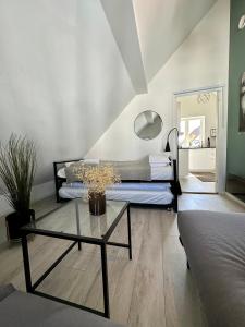 ein Wohnzimmer mit einem Bett und einem Tisch in der Unterkunft A Place To Stay Stavanger, apartment 3 in Stavanger