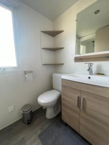 Kúpeľňa v ubytovaní Mobil home luxe 8 personnes avec wifi + 9 fotografií