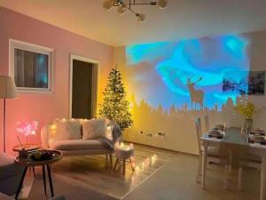 uma sala de estar com uma árvore de Natal na parede em 5Min to Liberty Bridge-Free parking-Lovely Home. em Budapeste