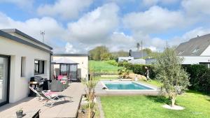 Zdjęcie z galerii obiektu LA VILLA JOSEPHINE - Standing - Wifi - Piscine - Jardin w mieście Quimper