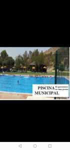 un panneau en face d'une piscine dans l'établissement Alojamiento las Dunas, à Tabernas