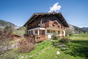 a house with a wooden roof on a hill at Apt Chénives 1 - Morzine in Morzine