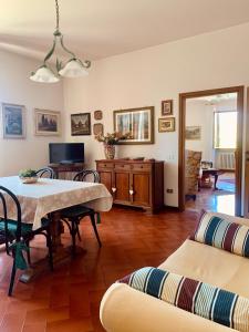 uma sala de estar com uma mesa e um sofá em Villa dei Pini em Montopoli in Val dʼArno