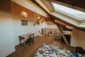Cheilly-lès-MarangesにあるLa Casitaの屋根裏部屋(テーブル、窓付)