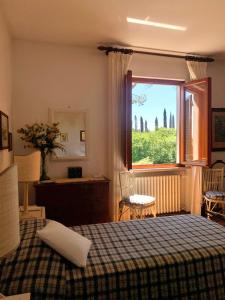 モントーポリ・イン・ヴァル・ダルノにあるVilla dei Piniのベッドルーム(ベッド1台、窓付)
