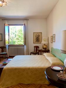 um quarto com uma cama grande e uma janela em Villa dei Pini em Montopoli in Val dʼArno