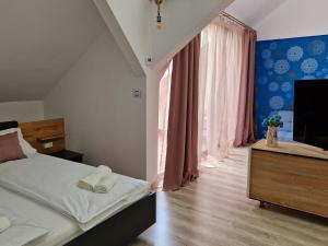 a bedroom with a bed and a large window at ORI Blue Studio Malul Muresului in Arad