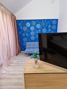 a living room with a tv and a couch at ORI Blue Studio Malul Muresului in Arad