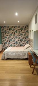a bedroom with a bed with a floral wallpaper at Casa Pepe in Meaño