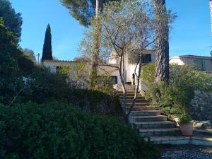 a set of stairs leading to a house with a tree at Villa 5 pièces Sanary - 12 min à pied plage Bandol Lido - 350 m carres jardin - Climatisation - Vue Montagne du Gros cerveau - la pinède in Sanary-sur-Mer