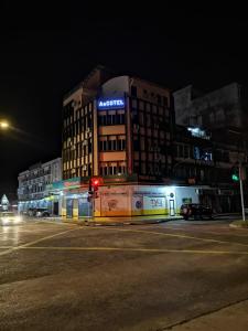 un edificio en una calle de la ciudad por la noche en AeCOTEL en Sandakan