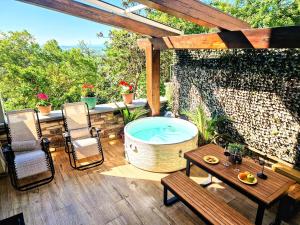 un patio con bañera de hidromasaje en una terraza de madera en Casa Papalino, en Larciano