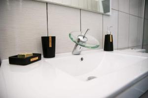 un bagno con lavandino con due candele e specchio di Boutique lux apartments a Kavala Altre 33 foto