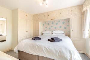 سرير أو أسرّة في غرفة في Elvington Cottage - Family-friendly cheerful house at the heart of the Cotswolds