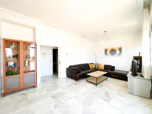 Posedenie v ubytovaní Modern three-level apartment near the sea