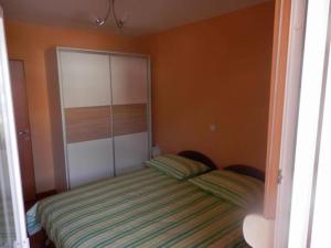1 dormitorio con 2 camas y armario en Apartments St Rialto, en Jelsa