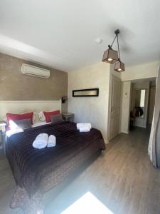 Postel nebo postele na pokoji v ubytování Hôtel de La Fossette
