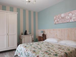 a bedroom with a bed and a painting on the wall at Poggio Bardolino in Bardolino