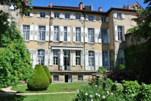 an old house with a garden in front of it at Maison d'hôtes - Hôtel particulier de Jerphanion Cambacérès in Le Puy en Velay