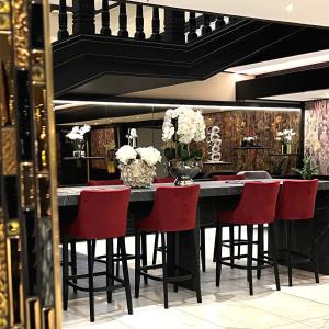 a dining room with a black table and red chairs at PLAZA Premium Timmendorfer Strand in Timmendorfer Strand