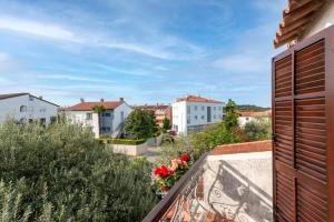 desde el balcón de un apartamento con flores en Studio and Room Tea, en Rovinj