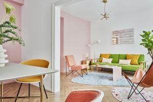 - un salon avec un canapé vert et des chaises dans l'établissement Halcyon Days Luxembourg, à Luxembourg