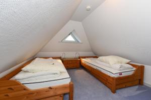 two twin beds in a room with a roof at Gmelinstrasse 33 in Südstrand