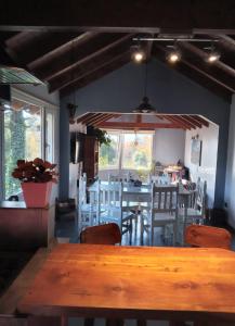 comedor con mesa y sillas en Cabaña Los Ulmos Bariloche en San Carlos de Bariloche