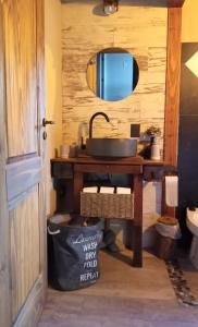 y baño con lavabo y espejo. en Cabaña Los Ulmos Bariloche en San Carlos de Bariloche