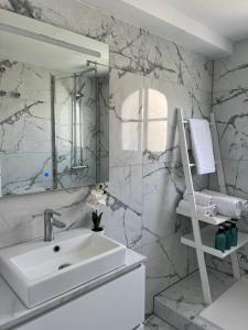 a white bathroom with a sink and a mirror at Apartamento Puerto Banus in Marbella