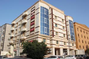 البناء الذي يحتوي الفندق