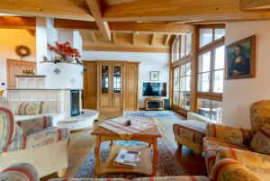 ein Wohnzimmer mit Sofas und einem Kamin in der Unterkunft Ferienwohnung Edelweiß mit Bergbahn unlimited in Obermaiselstein