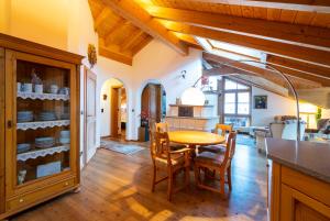 eine Küche und ein Esszimmer mit einem Tisch und Stühlen in der Unterkunft Ferienwohnung Edelweiß mit Bergbahn unlimited in Obermaiselstein