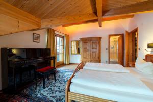 ein Schlafzimmer mit einem Bett und einem Klavier in der Unterkunft Ferienwohnung Edelweiß mit Bergbahn unlimited in Obermaiselstein