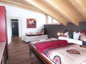 Een bed of bedden in een kamer bij Ferienwohnung Rustica mit Bergbahn unlimited
