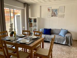 Posedenie v ubytovaní Amazing Time Apartment with 3 Bedrooms, 100m to the Grand Beach