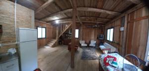 a kitchen and living room in a log cabin at Sítio Vô Luizinho in Nova Trento