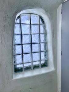 an arched window in a white room at Aidos Villa Santorini in Megalokhori