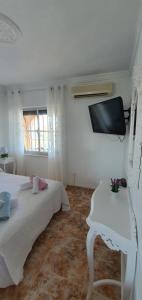 Posteľ alebo postele v izbe v ubytovaní Villa Don Giovanni Fuengirola, Piscina Privada y vistas al mar y a la Montaña