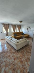 Posedenie v ubytovaní Villa Don Giovanni Fuengirola, Piscina Privada y vistas al mar y a la Montaña
