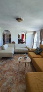 Posedenie v ubytovaní Villa Don Giovanni Fuengirola, Piscina Privada y vistas al mar y a la Montaña