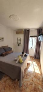 Posteľ alebo postele v izbe v ubytovaní Villa Don Giovanni Fuengirola, Piscina Privada y vistas al mar y a la Montaña