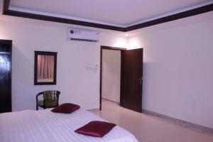 سرير أو أسرّة في غرفة في Altamyoiz Sirved Apartments