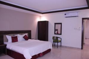 سرير أو أسرّة في غرفة في Altamyoiz Sirved Apartments